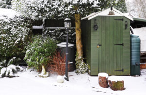 Überleben meine Kompostwürmer, wenn ich den Wurmkomposter auch bei Schnee im Garten habe?