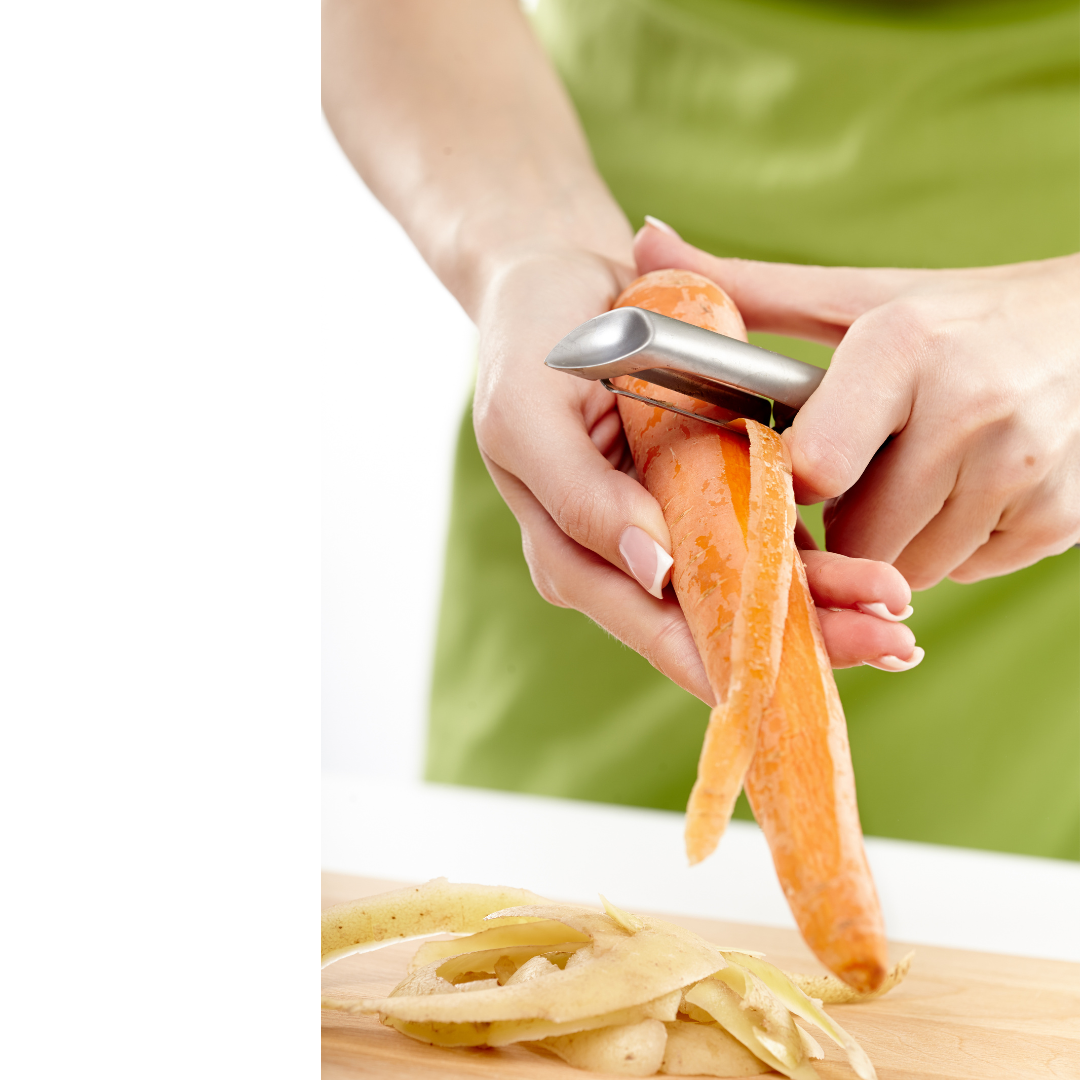 Frau schält Karotten