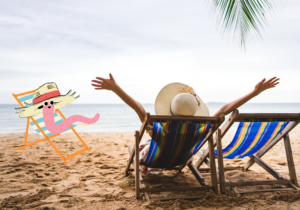 Frau in Liegestuhl am Strand