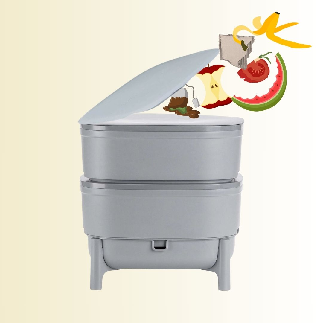 Komposter wird von oben mit Biomüll befüllt