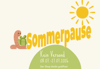 Cartoon worm with a gift beside the bold yellow 'Sommerpause' text, a sun and green hill; banner announcing no shipping 08.01–27.01.2026, shop remains open.