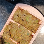 Rüstabfall-Brei wird in eine Form abgefüllt, um später den Würmern als Futter zu dienen.