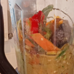 Verschiedene Rüstabfälle werden im Mixer zu einem Brei zerkleinert, den die Kompostwürmer lieben